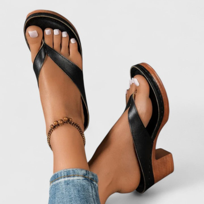 Birgit | Dames teenslippers met blokhak