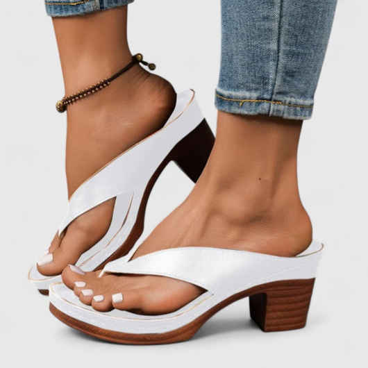 Birgit | Dames teenslippers met blokhak