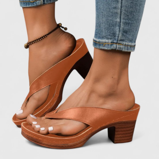 Birgit | Dames teenslippers met blokhak