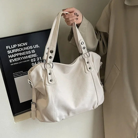 Emilia | Ruime zwarte dames shopper van imitatieleer met studs