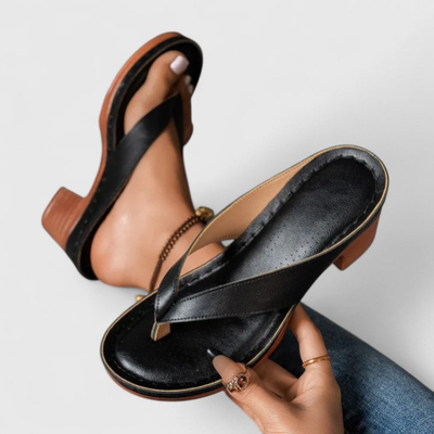 Birgit | Dames teenslippers met blokhak