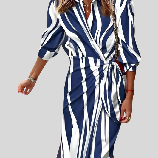 Gudrun | Gestreepte dames wikkelmidijurk
