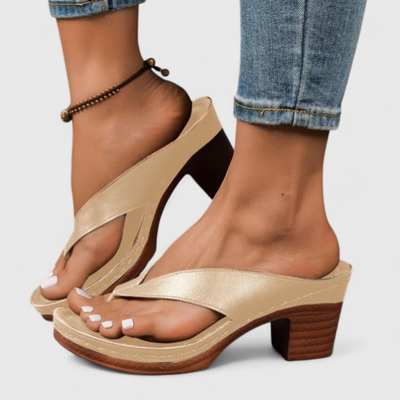 Birgit | Dames teenslippers met blokhak