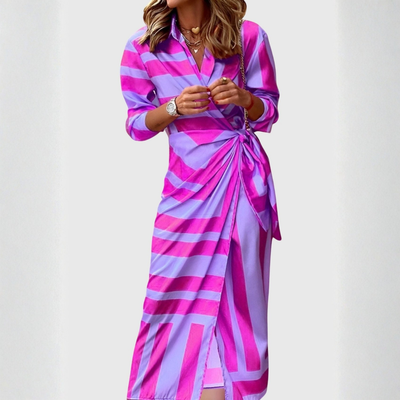 Gudrun | Gestreepte dames wikkelmidijurk