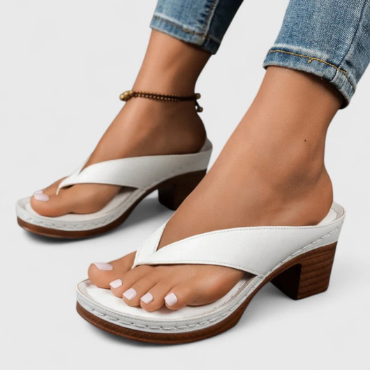 Birgit | Dames teenslippers met blokhak