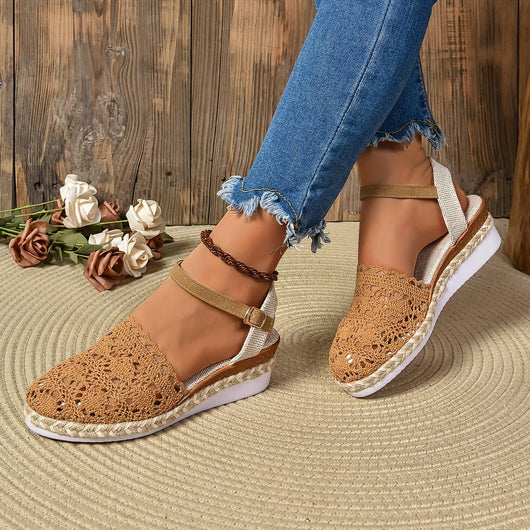 Clara | Comfortabele dames sandalen met sleehak, haaklook en enkelbandje