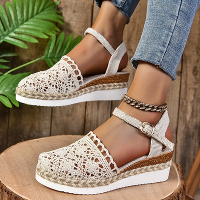 Clara | Comfortabele dames sandalen met sleehak, haaklook en enkelbandje