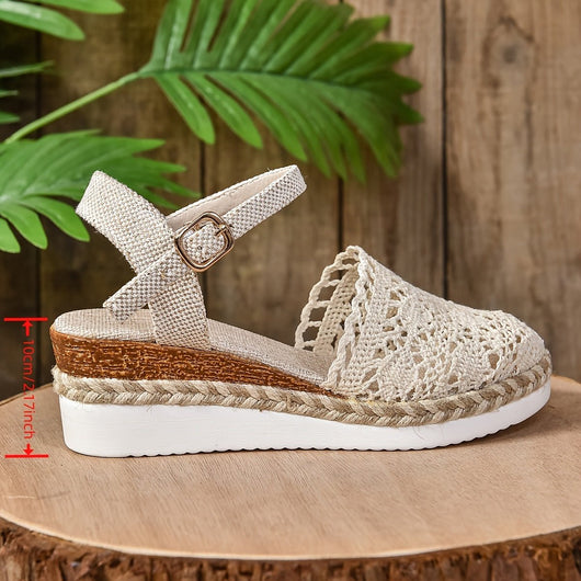 Clara | Comfortabele dames sandalen met sleehak, haaklook en enkelbandje