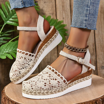 Clara | Comfortabele dames sandalen met sleehak, haaklook en enkelbandje