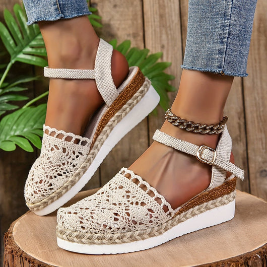 Clara | Comfortabele dames sandalen met sleehak, haaklook en enkelbandje