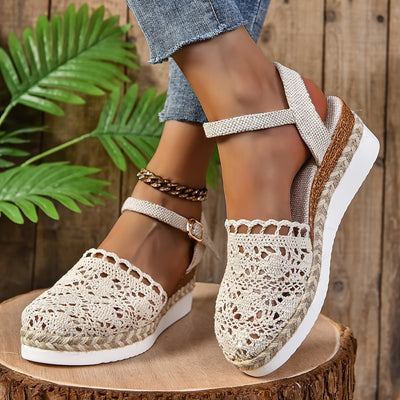 Clara | Comfortabele dames sandalen met sleehak, haaklook en enkelbandje