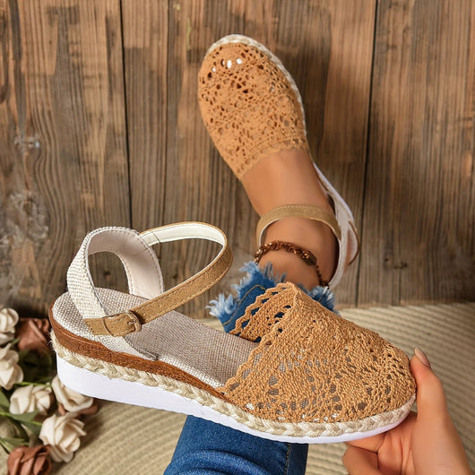 Clara | Comfortabele dames sandalen met sleehak, haaklook en enkelbandje