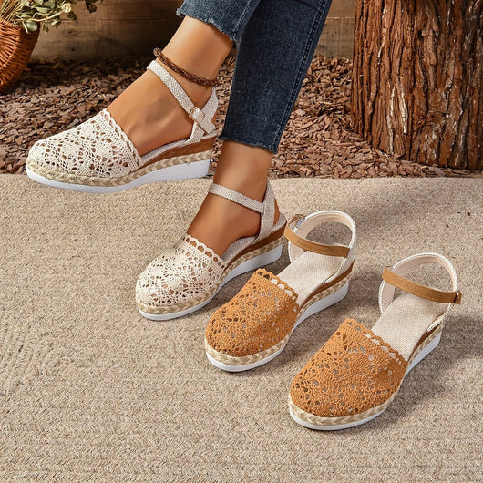 Clara | Comfortabele dames sandalen met sleehak, haaklook en enkelbandje