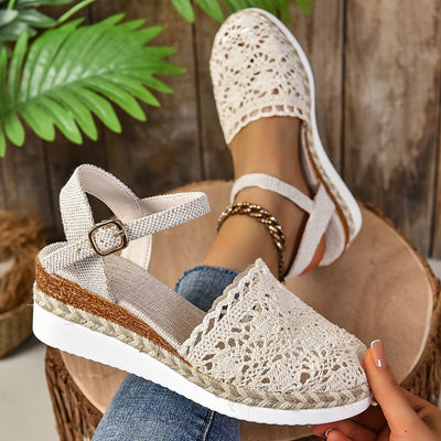 Clara | Comfortabele dames sandalen met sleehak, haaklook en enkelbandje