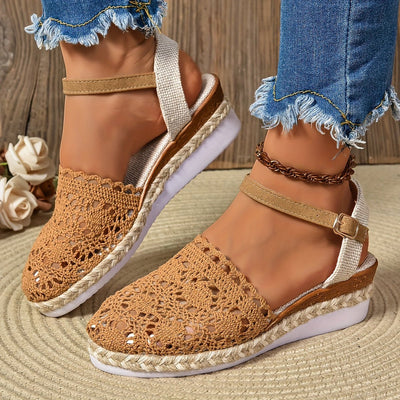 Clara | Comfortabele dames sandalen met sleehak, haaklook en enkelbandje