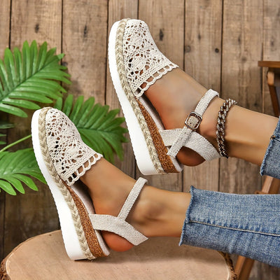 Clara | Comfortabele dames sandalen met sleehak, haaklook en enkelbandje