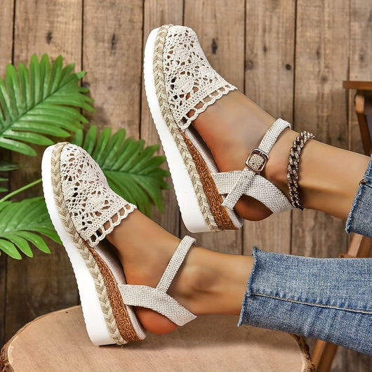 Clara | Comfortabele dames sandalen met sleehak, haaklook en enkelbandje