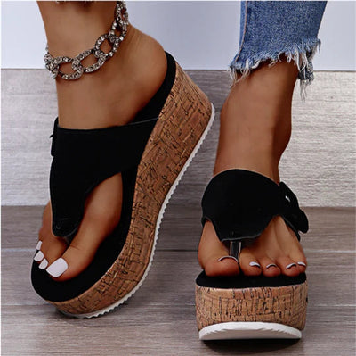 Marie | Comfortabele dames teenslippers met kurken sleehak en strik