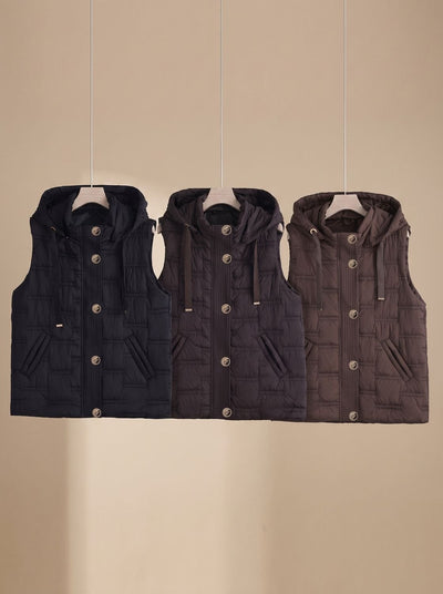 Leonie | Gewatteerde dames bodywarmer met capuchon en knoopsluiting