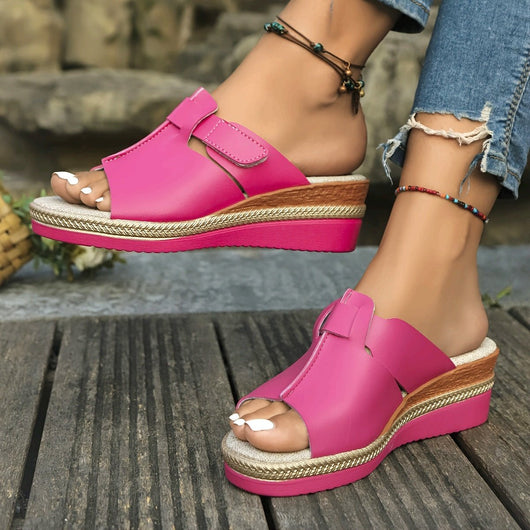 Clara | Comfortabele dames sandalen met sleehak, klittenband en open neus