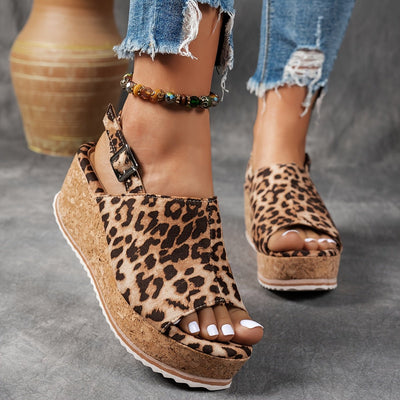 Emilia | Comfortabele dames sandalen met sleehak, luipaardprint en gesp