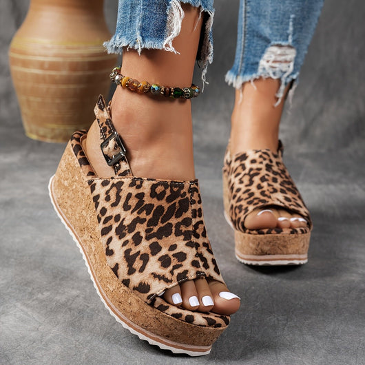 Emilia | Comfortabele dames sandalen met sleehak, luipaardprint en gesp
