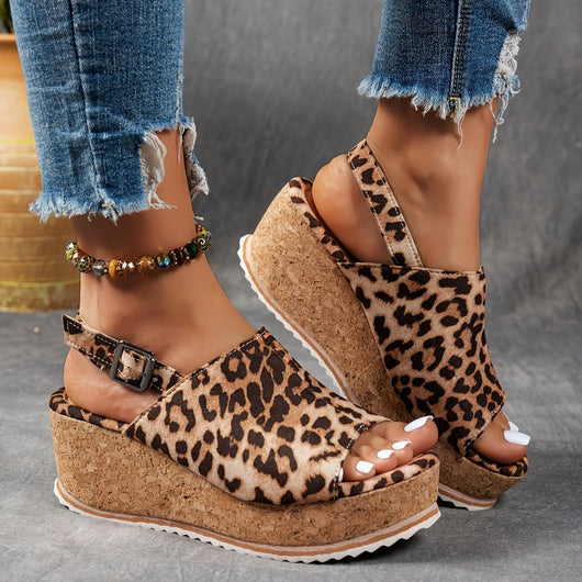 Emilia | Comfortabele dames sandalen met sleehak, luipaardprint en gesp