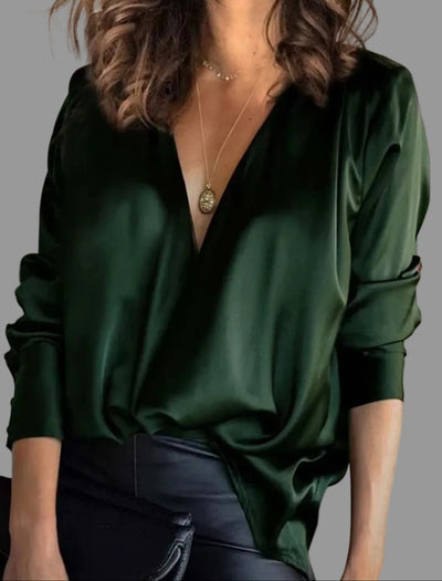 Amelie | Elegante dames satijnen blouse met diepe V-hals en lange mouwen