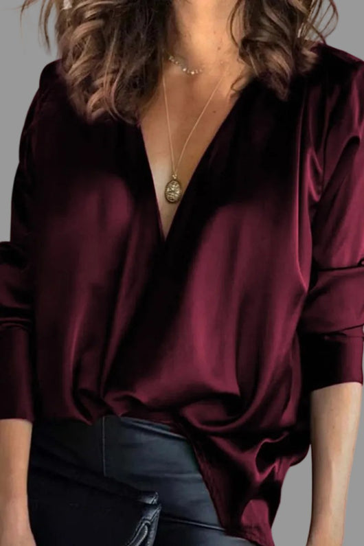 Amelie | Elegante dames satijnen blouse met diepe V-hals en lange mouwen