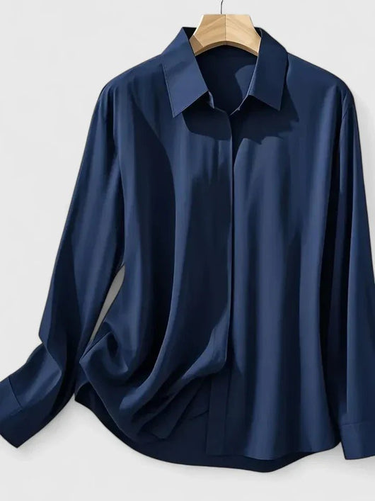 Frieda | Elegante dames satijnen businessblouse met verdekte knoopsluiting