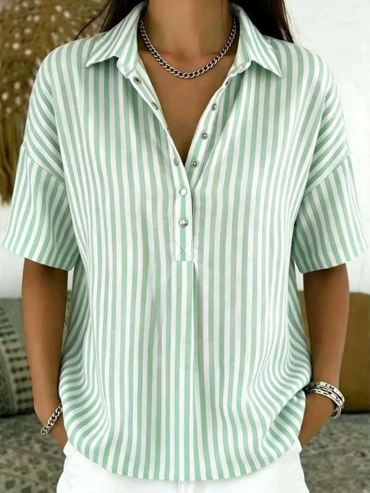 Emilia | Gestreepte dames blouse met polokraag, korte mouwen en relaxed fit