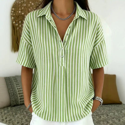 Emilia | Gestreepte dames blouse met polokraag, korte mouwen en relaxed fit