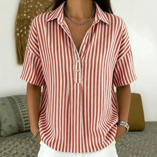 Emilia | Gestreepte dames blouse met polokraag, korte mouwen en relaxed fit