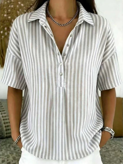 Emilia | Gestreepte dames blouse met polokraag, korte mouwen en relaxed fit