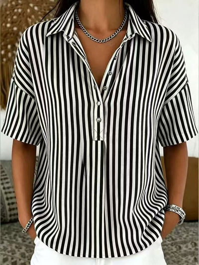Emilia | Gestreepte dames blouse met polokraag, korte mouwen en relaxed fit