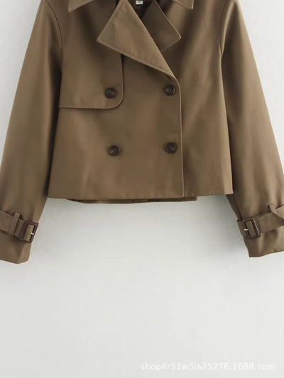 Charlotte | Korte dames trenchcoat met dubbele knoopsluiting en gespmanchetten