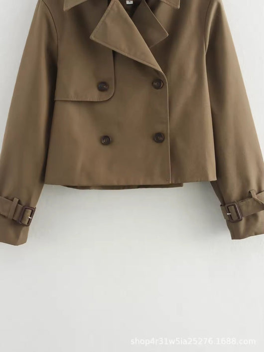 Charlotte | Korte dames trenchcoat met dubbele knoopsluiting en gespmanchetten