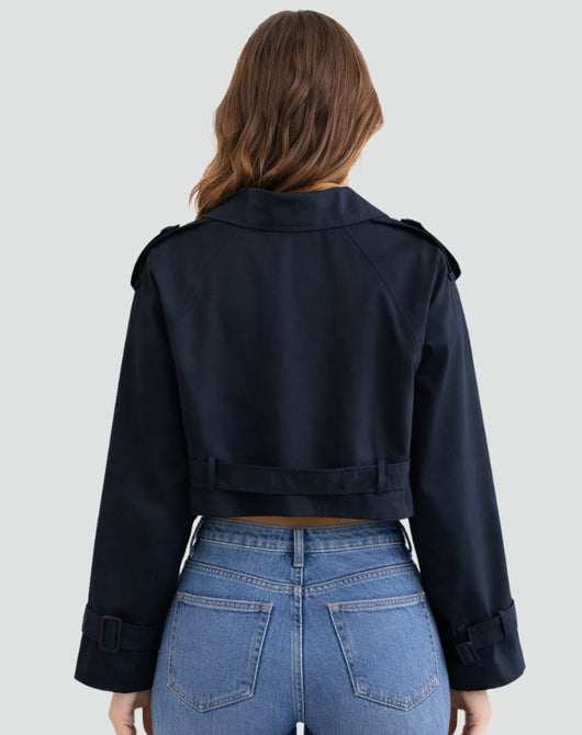 Amelie | Korte getailleerde dames trenchcoat met ceintuur en dubbele knoopsluiting