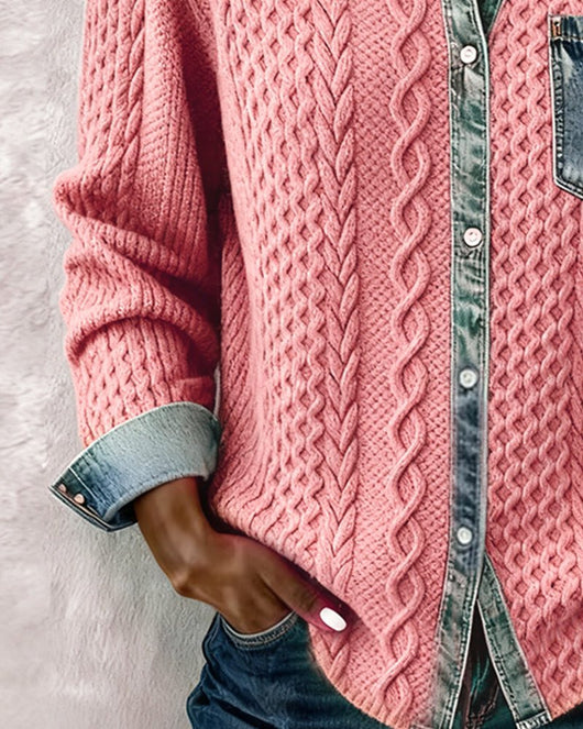 Sophie | Dames gebreide blouse met kabelpatroon, denim-patchwork en knoopsluiting