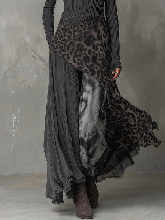 Amelie | Dames maxijurk met lange mouwen, luipaardprint en asymmetrische zoom