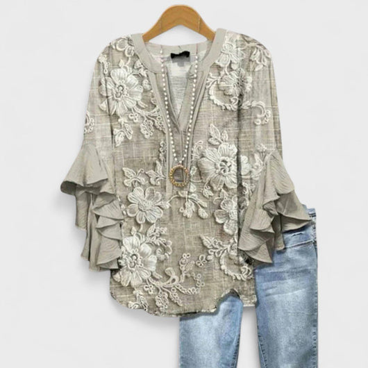 Clara | Lichte dames blouse met bloemenprint, V-hals en ruchemouwen