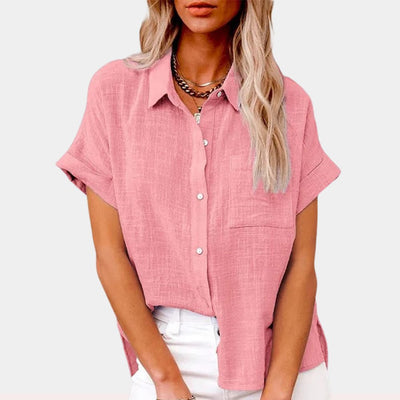 Leonie | Lichte dames blouse met korte mouwen en borstzak