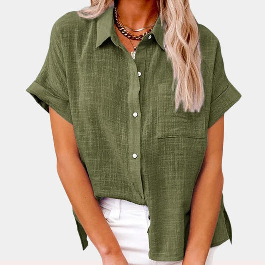 Leonie | Lichte dames blouse met korte mouwen en borstzak