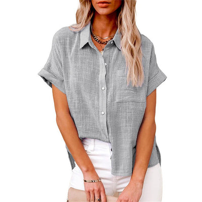 Leonie | Lichte dames blouse met korte mouwen en borstzak
