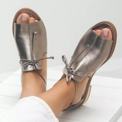 Elfriede | Platte dames metallic peeptoe sandalen met strikbandje