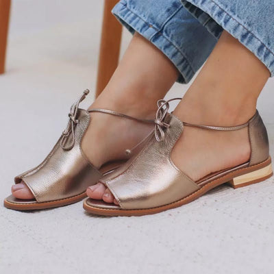 Elfriede | Platte dames metallic peeptoe sandalen met strikbandje