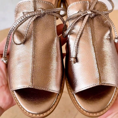 Elfriede | Platte dames metallic peeptoe sandalen met strikbandje