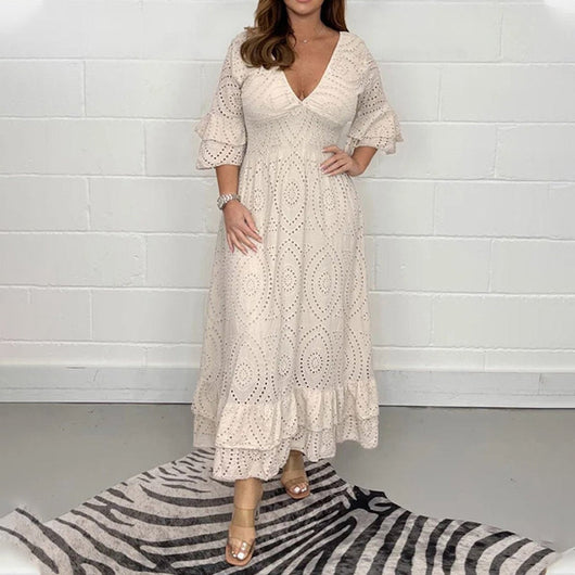 Elisabeth | Witte dames midijurk van broderie anglaise met V-hals en ruchemouwen
