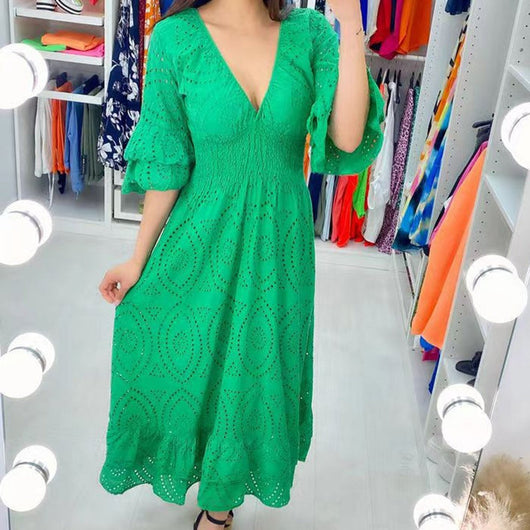 Elisabeth | Witte dames midijurk van broderie anglaise met V-hals en ruchemouwen