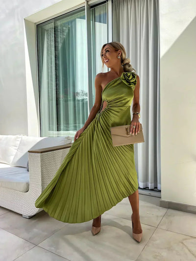 Mia | Dames one-shoulder plissé maxijurk met bloemdetail